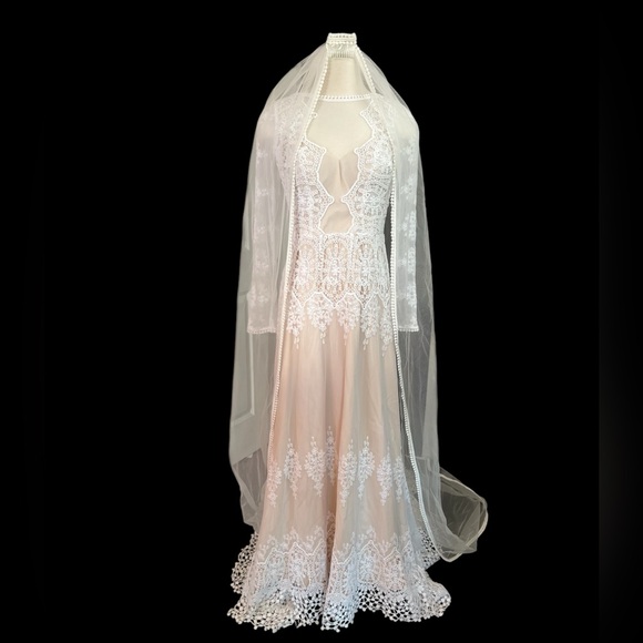 Dreamers and Lovers Aurora Wedding Dress - Picture 7 of 10